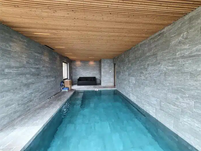 Construction d'une villa contemporaine avec piscine intérieure